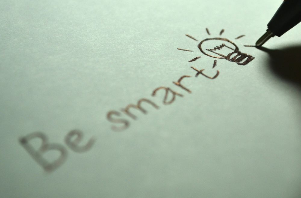 Picture of a pen writing 'Be smart'